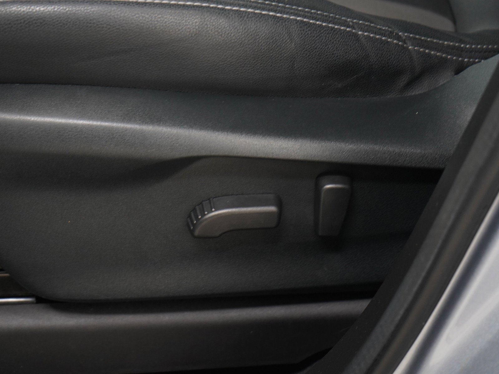 Used 2022 Ice Silver Metallic Subaru Onyx Edition image 23
