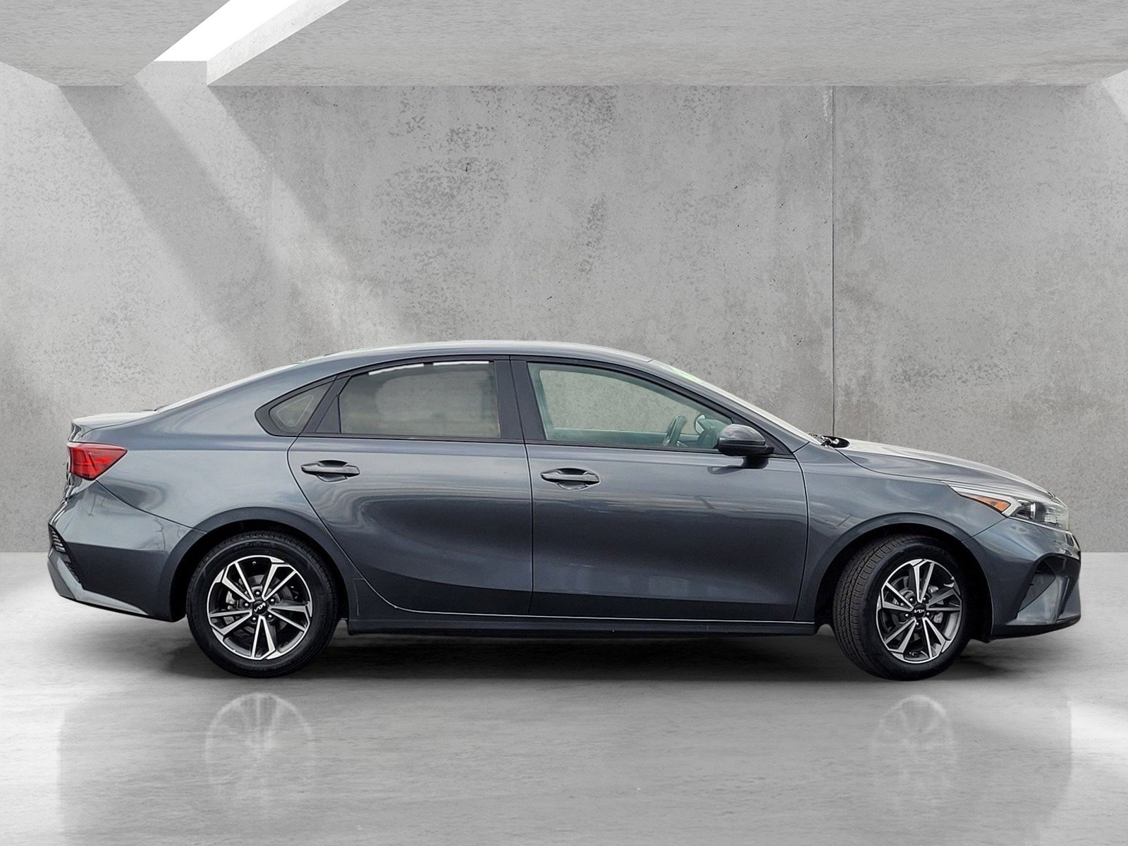 Used 2022 Gray Kia LXS image 3