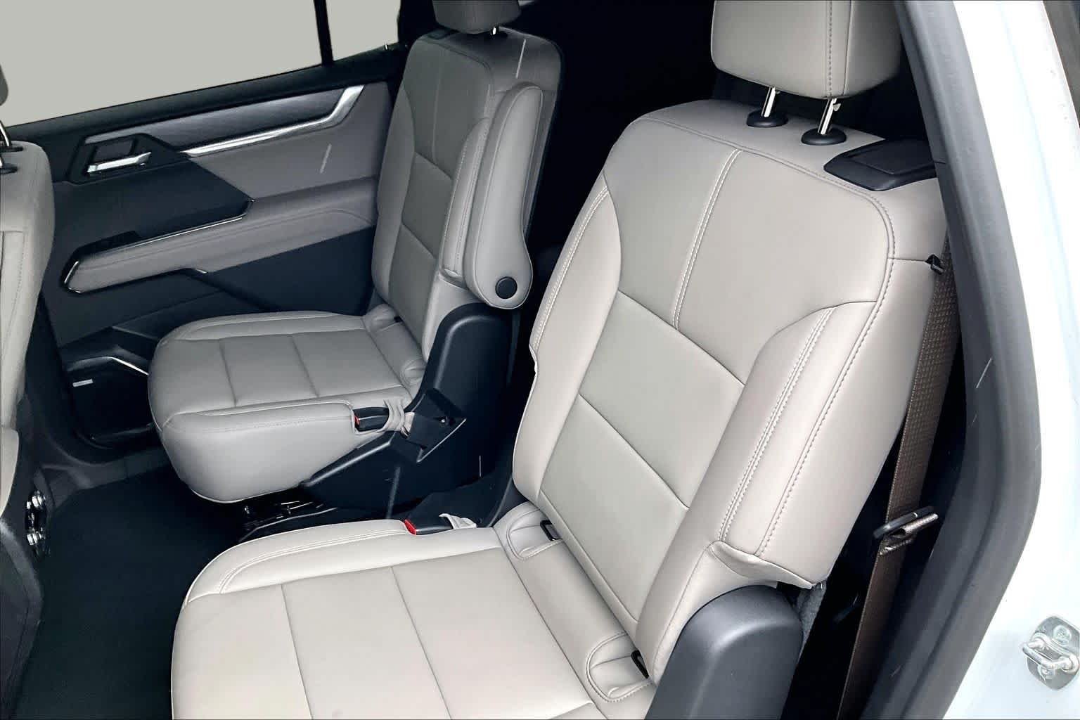 Used 2025 Summit White GMC FWD Elevation image 18