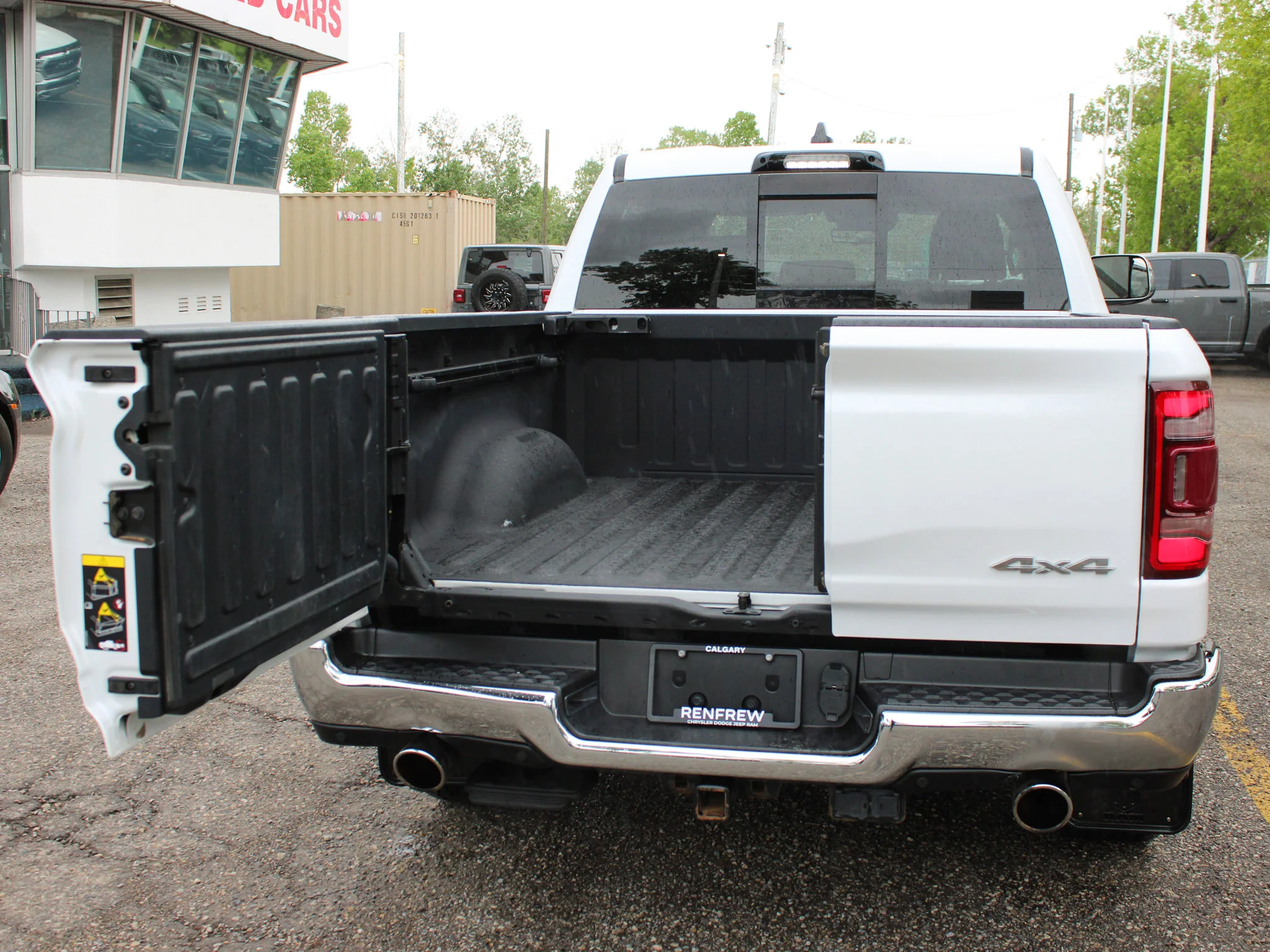 Certified Used 2022 White RAM Limited * No Accidents | HEMI V8 | Trailer Tow | Adaptive Cruise | Apple CarPlay | Bedliner image 17