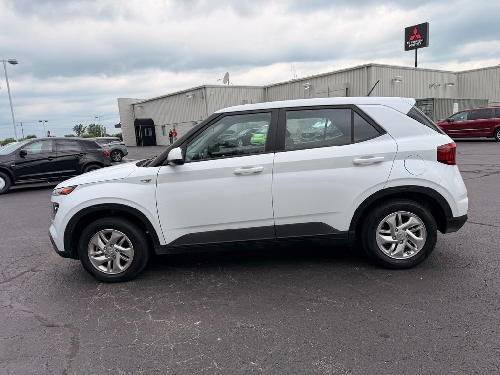 Used 2023 Ceramic White Hyundai SE image 5
