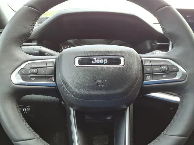 Used 2024  Jeep Limited image 28
