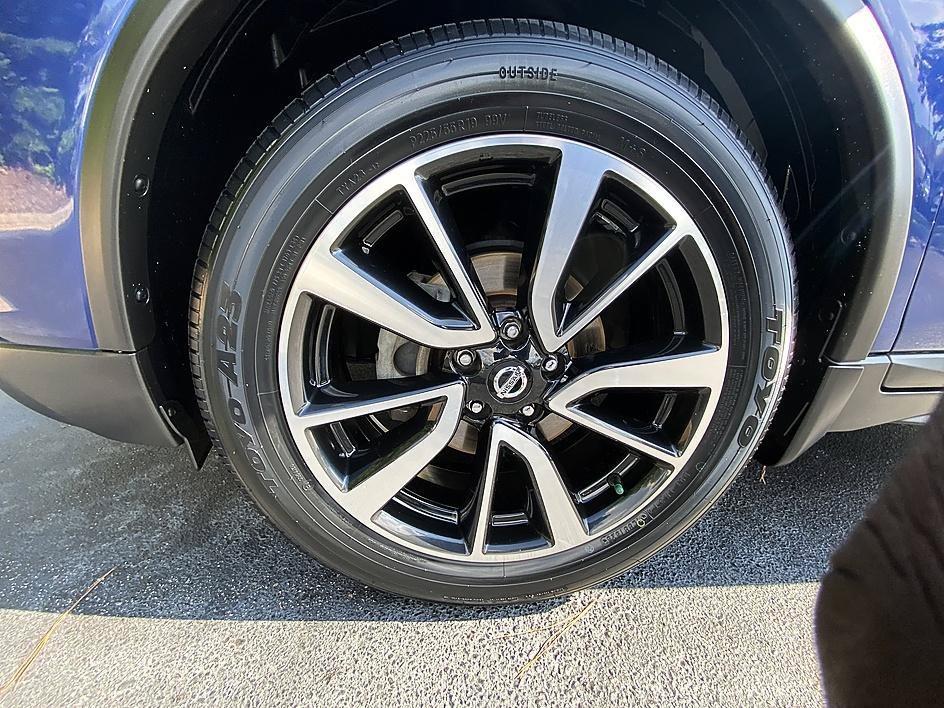 Used 2020 Caspian Blue Metallic Nissan SL image 8