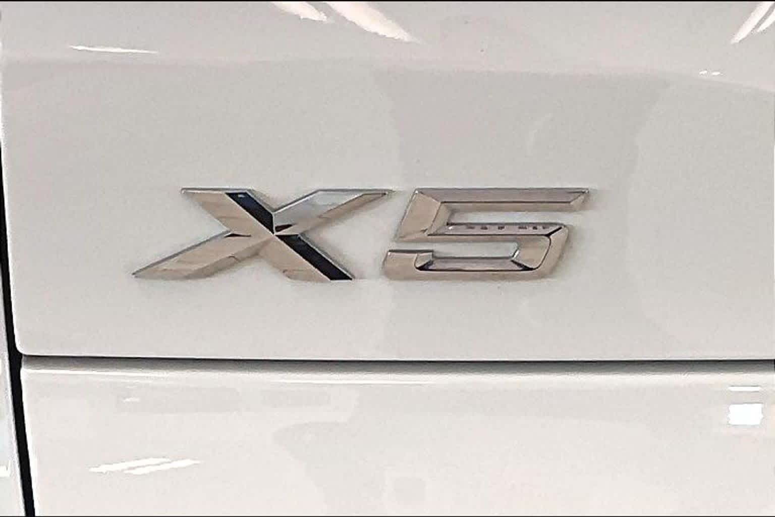Used 2024 Alpine White BMW sDrive40i image 29