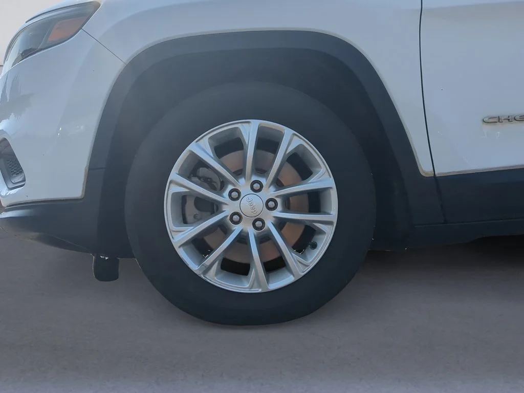Used 2019 White Jeep Latitude image 11