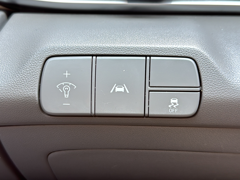 Used 2023 Silver Hyundai SEL image 25