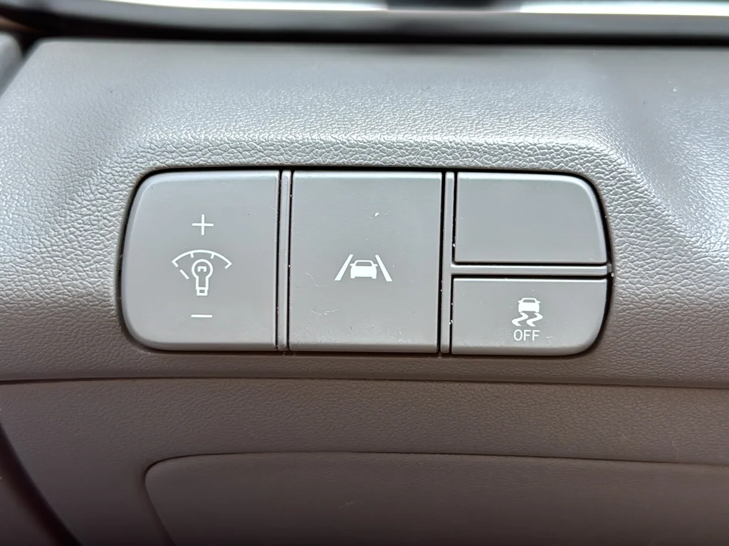 Used 2023 Silver Hyundai SEL image 25