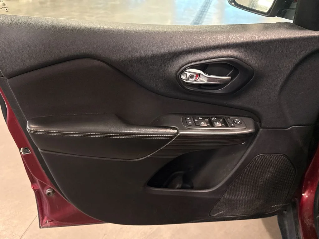 Used 2015 Red Jeep Latitude image 9