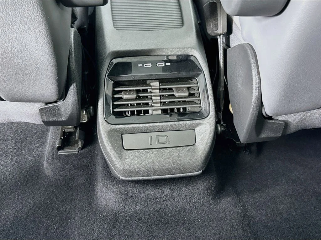 Used 2021 White Volkswagen Pro S image 26