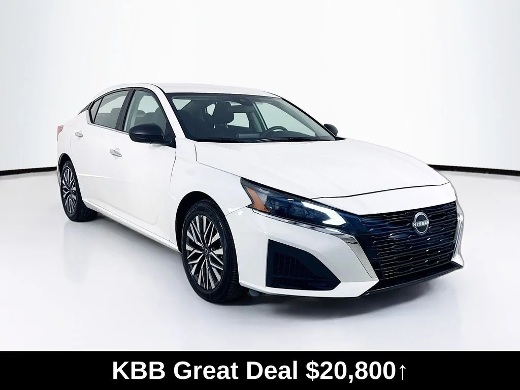 Used 2025 Glacier White Nissan 2.5 SV image 1