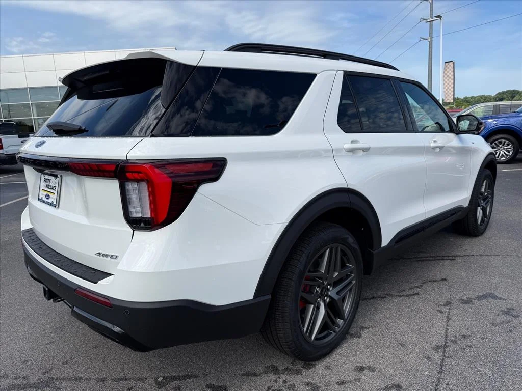 New 2026 Star White Metallic Tri-Coat Ford ST-Line image 4