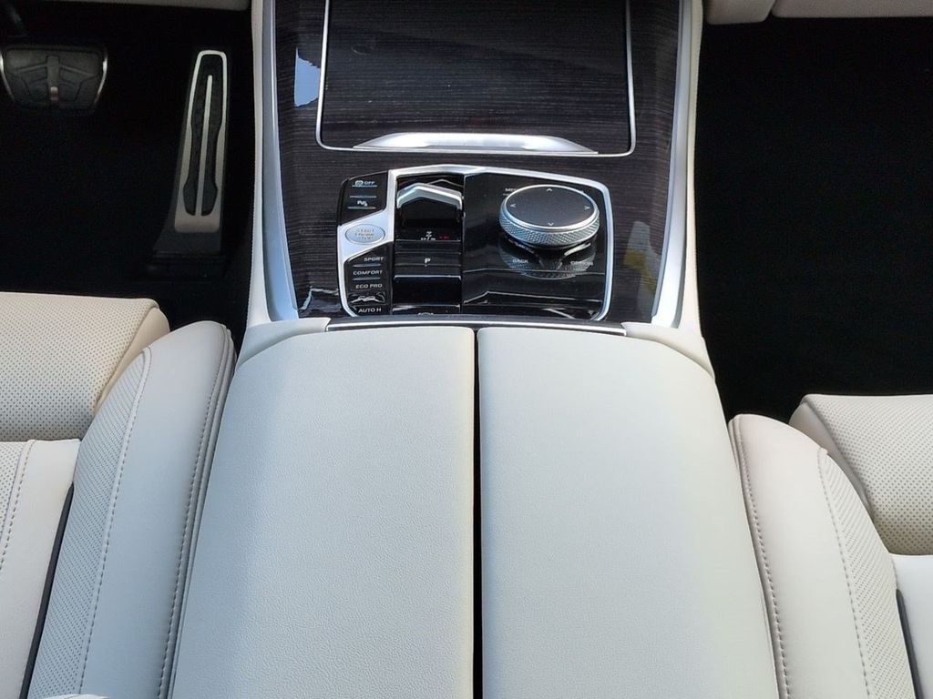 New 2026 White Metallic BMW M60i image 19