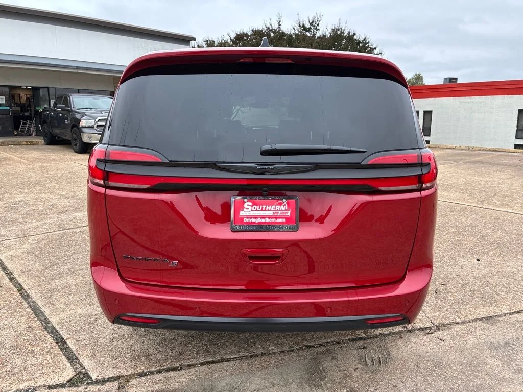 New 2026 Red Hot Pearl-Coat Exterior Paint Chrysler Select image 4