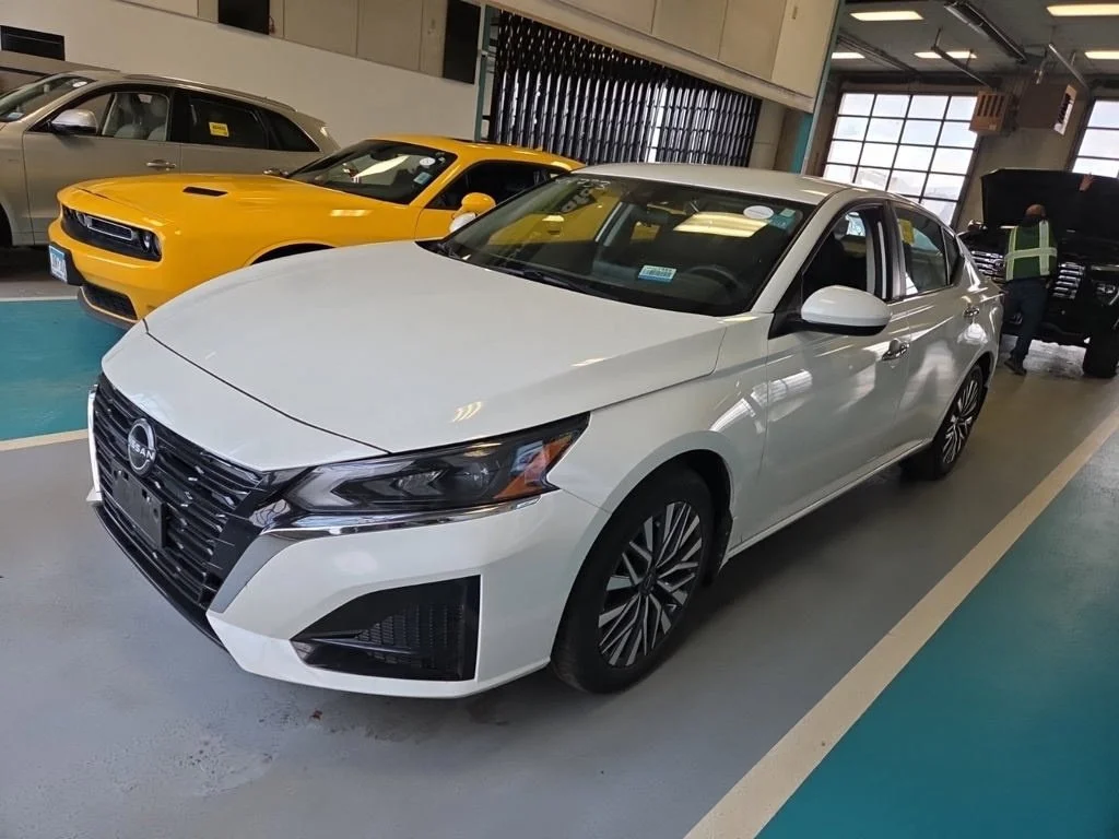 Used 2023 White Nissan 2.5 SV image 7