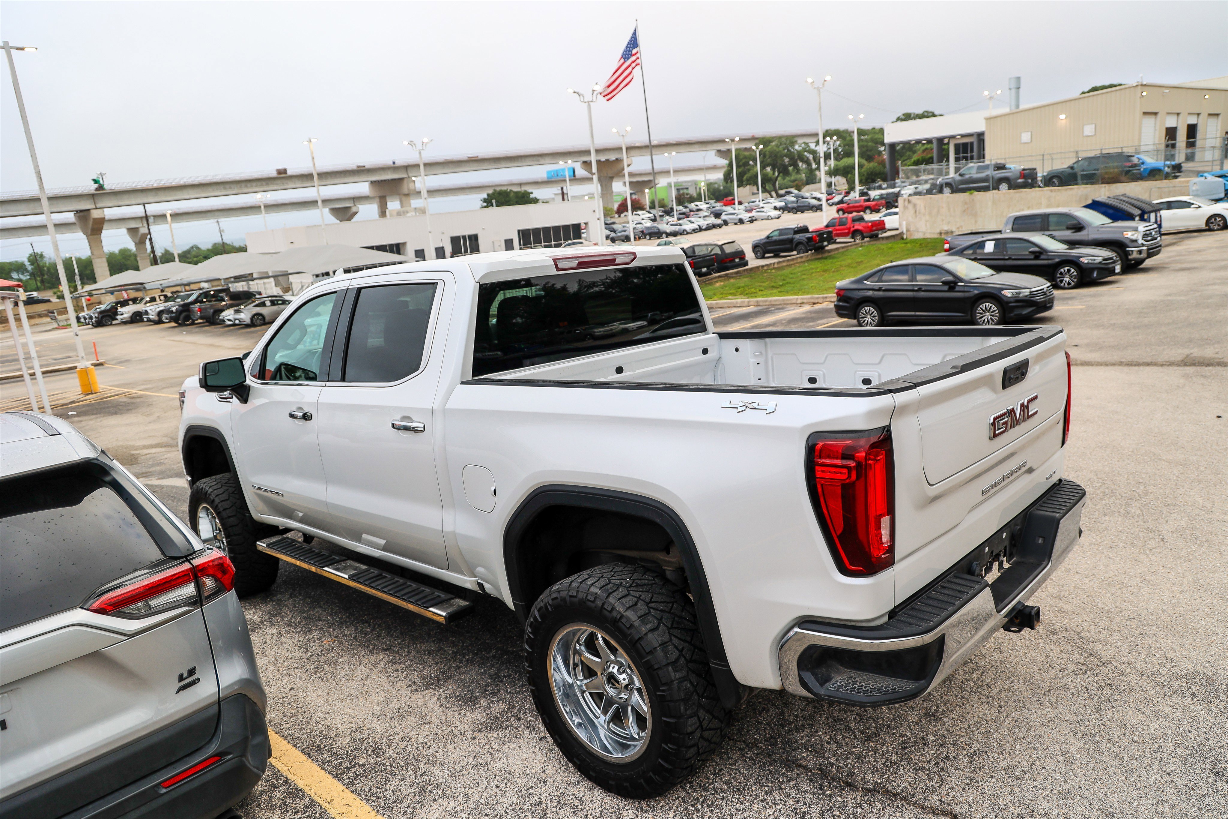 Used 2024 White Frost Tricoat GMC SLT image 9