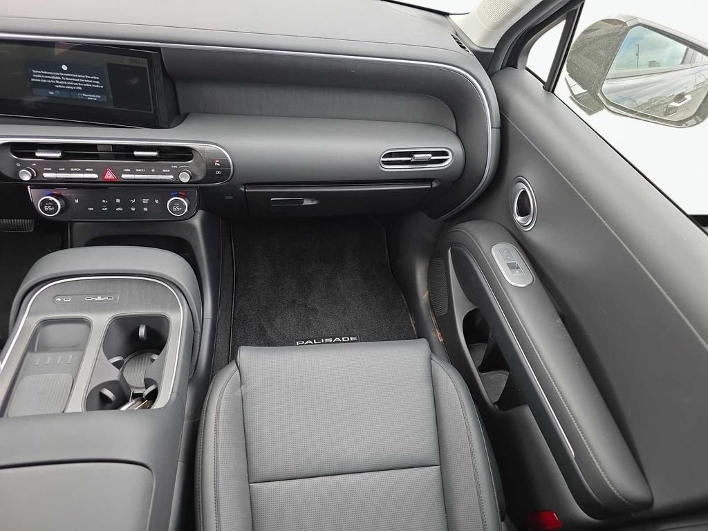 Used 2026 Black Hyundai SEL 7P image 16