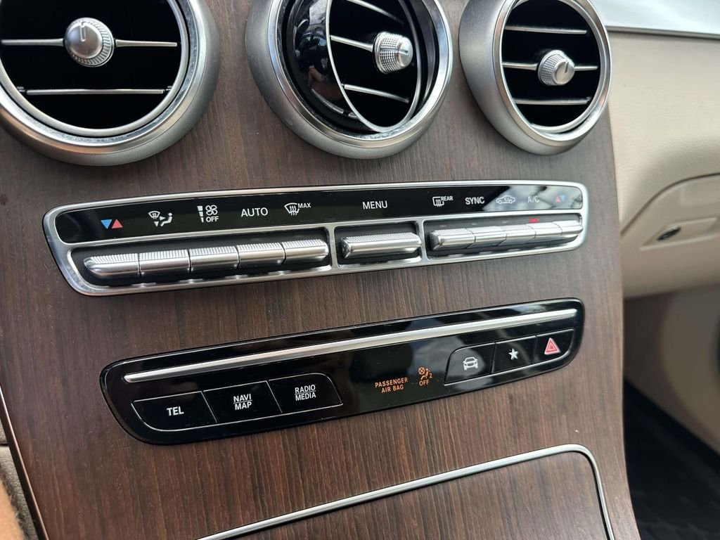 Used 2022 White Mercedes-Benz GLC 300 image 22