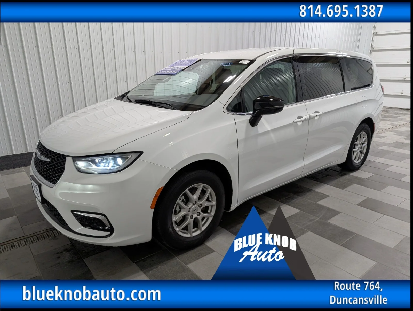 2024 Chrysler Pacifica Touring L's photo