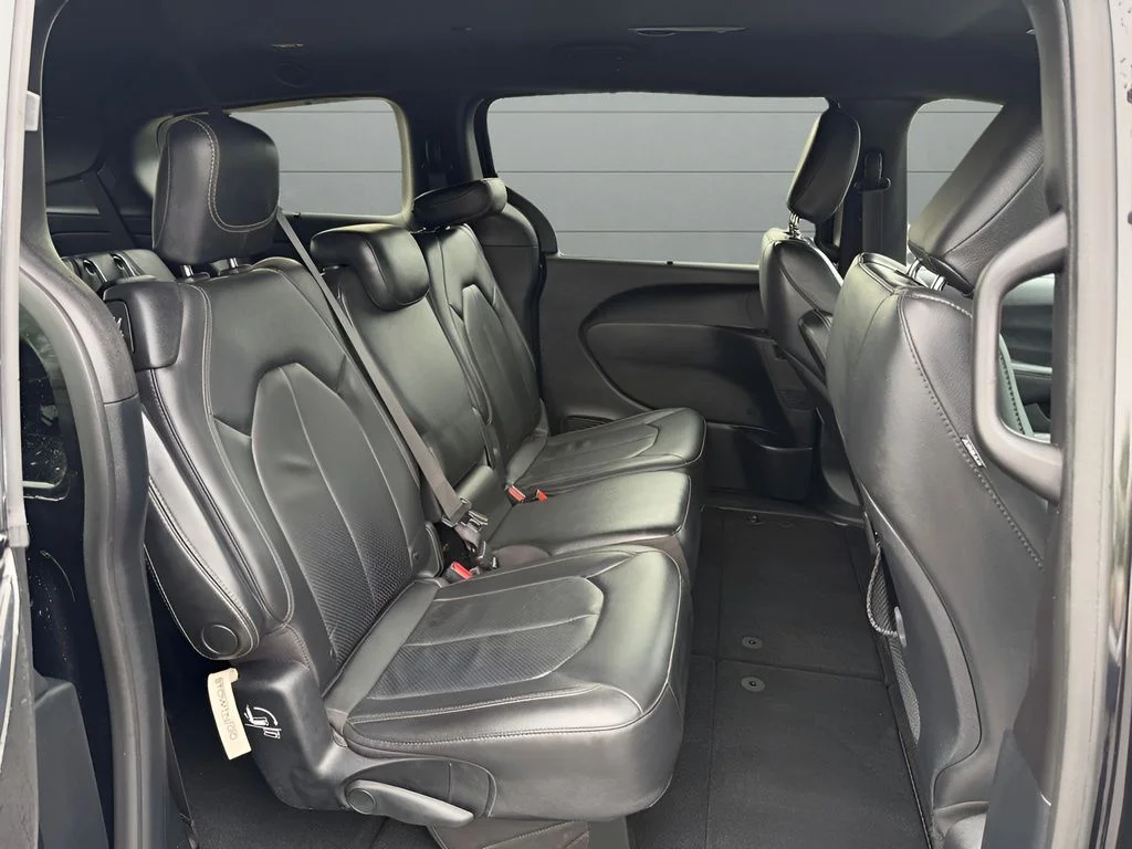 Used 2020 Black Chrysler Touring L image 11