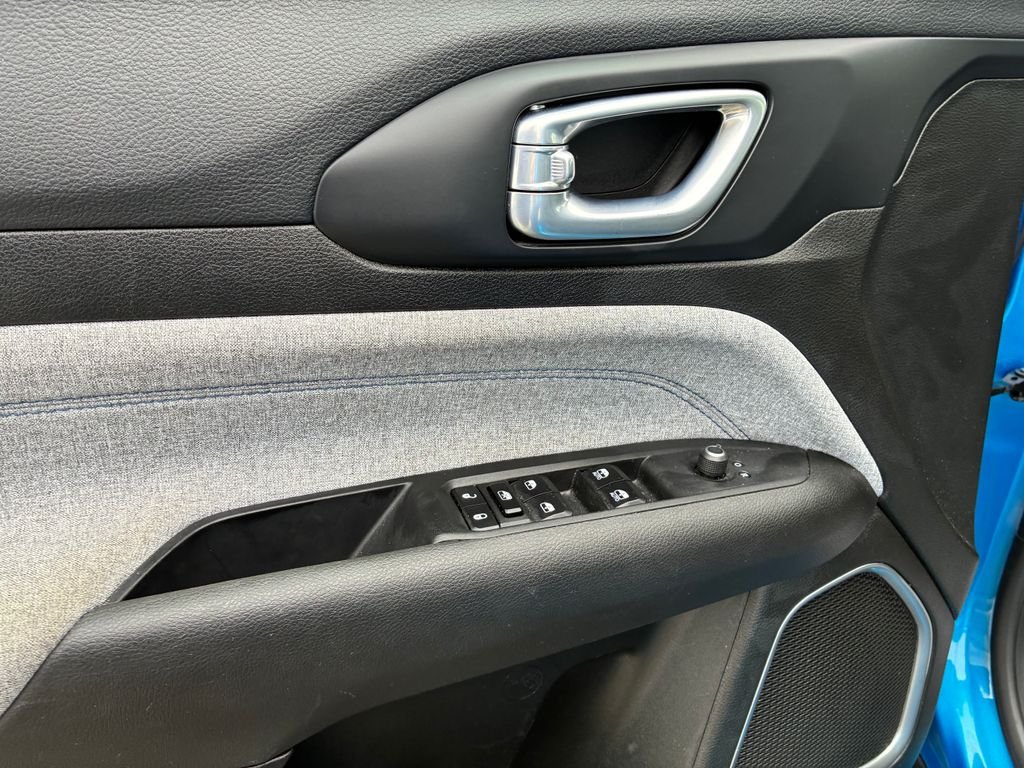 Used 2024 Blue Jeep Latitude image 10