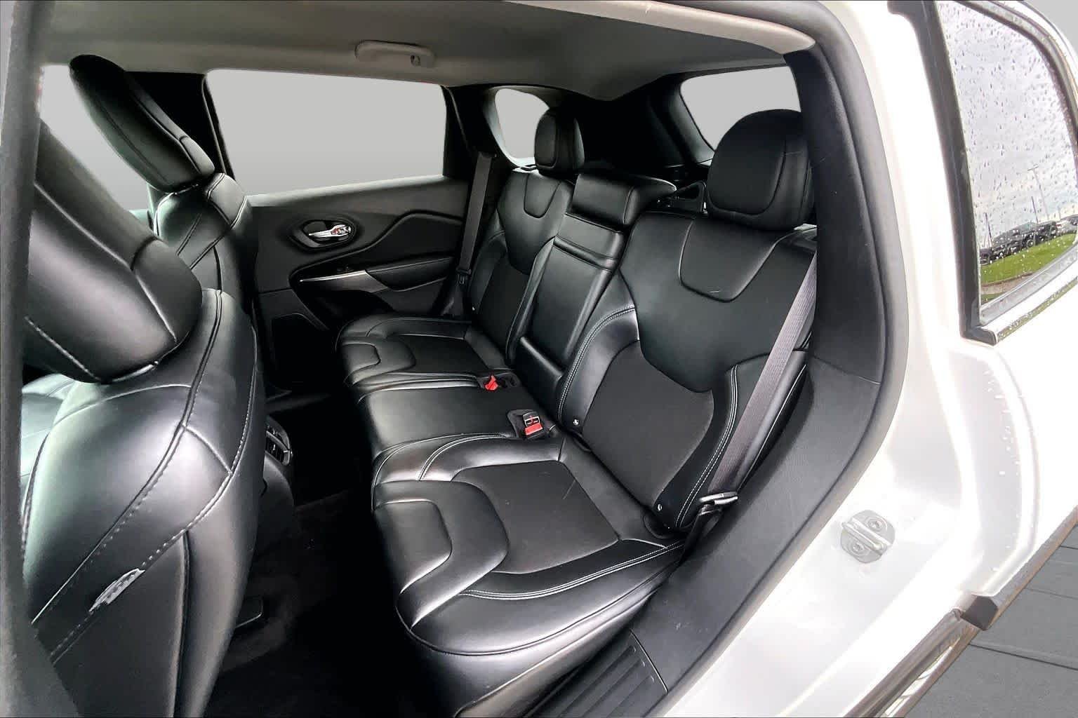 Used 2019 Bright White Clearcoat Jeep Latitude Plus image 19