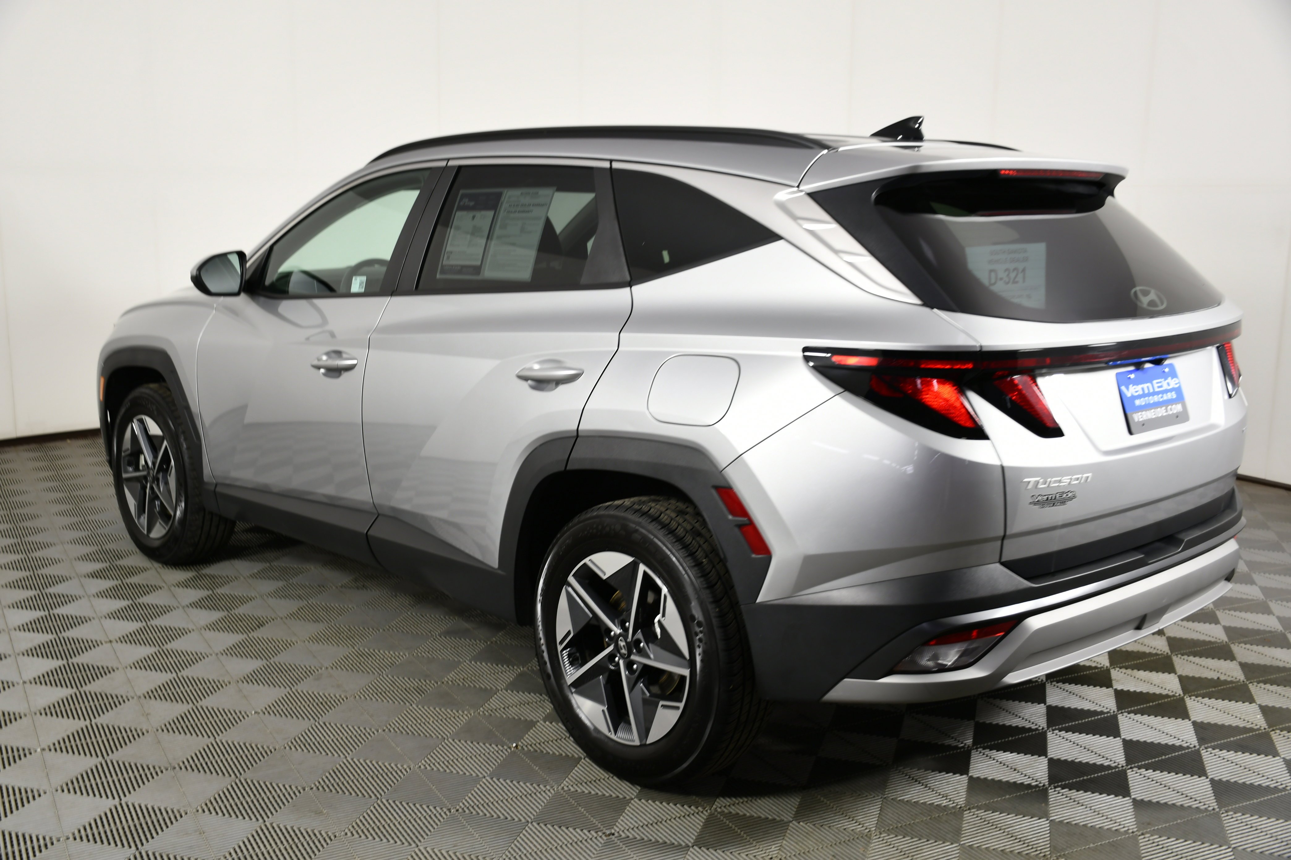 Used 2025 Shimmering Silver Hyundai SEL image 8