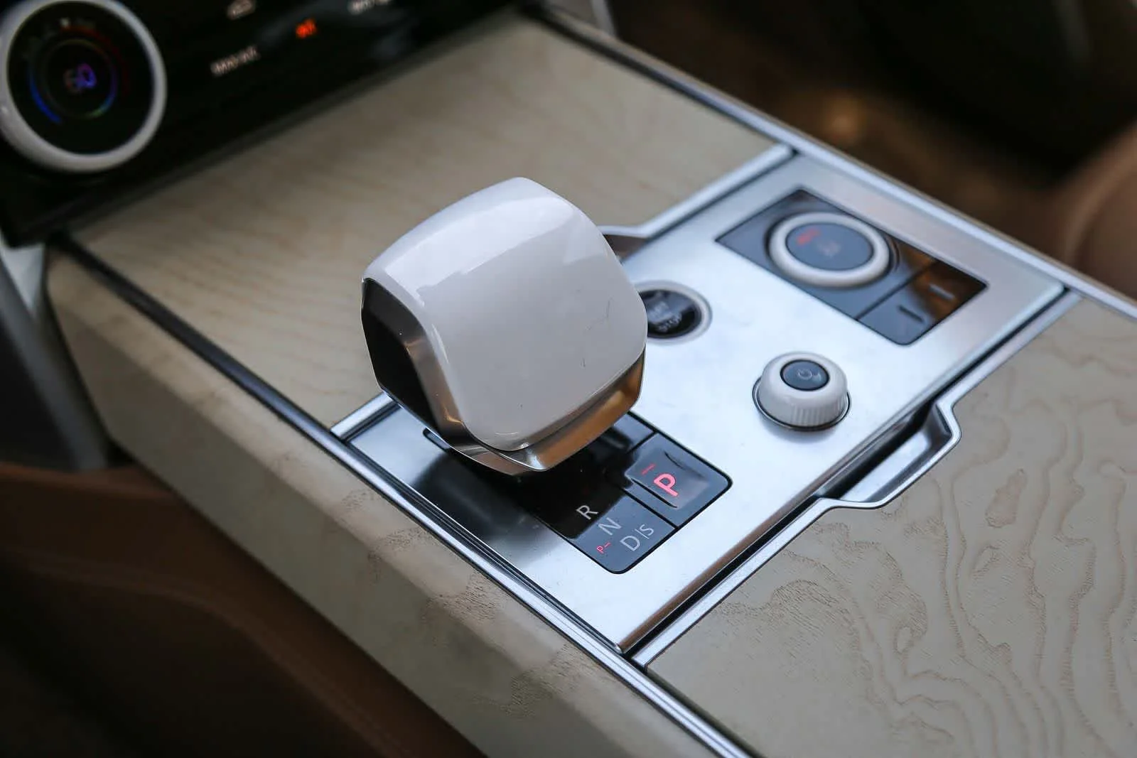 Used 2023 White Land Rover SV image 30