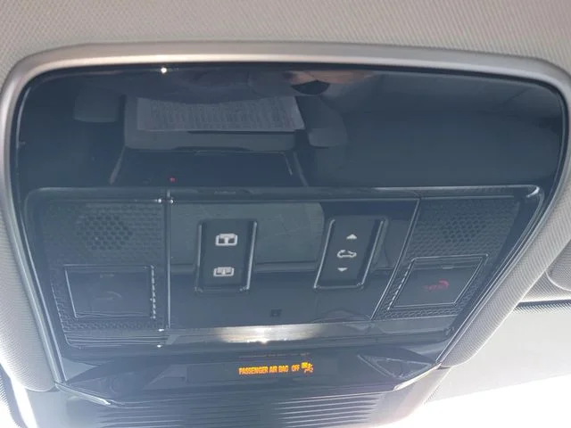 Used 2024  Land Rover SE image 31