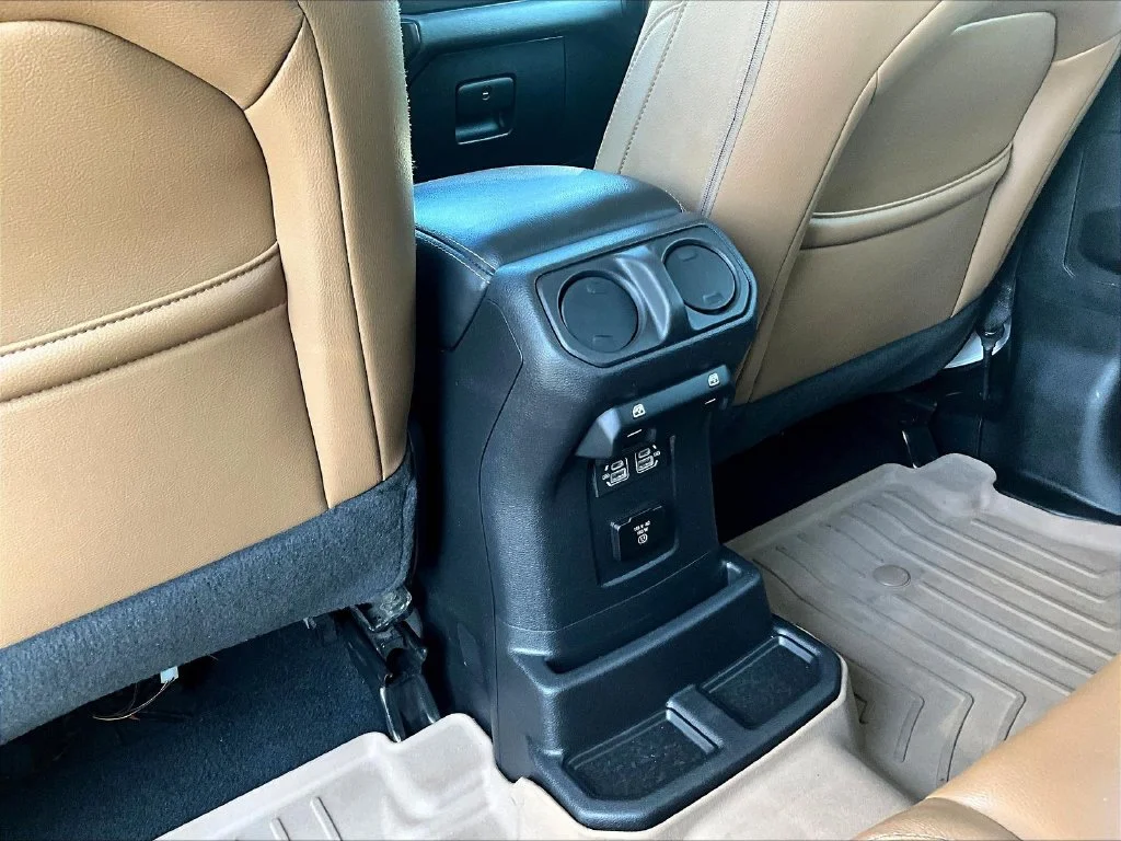 Used 2022 White Jeep Unlimited Sahara image 12