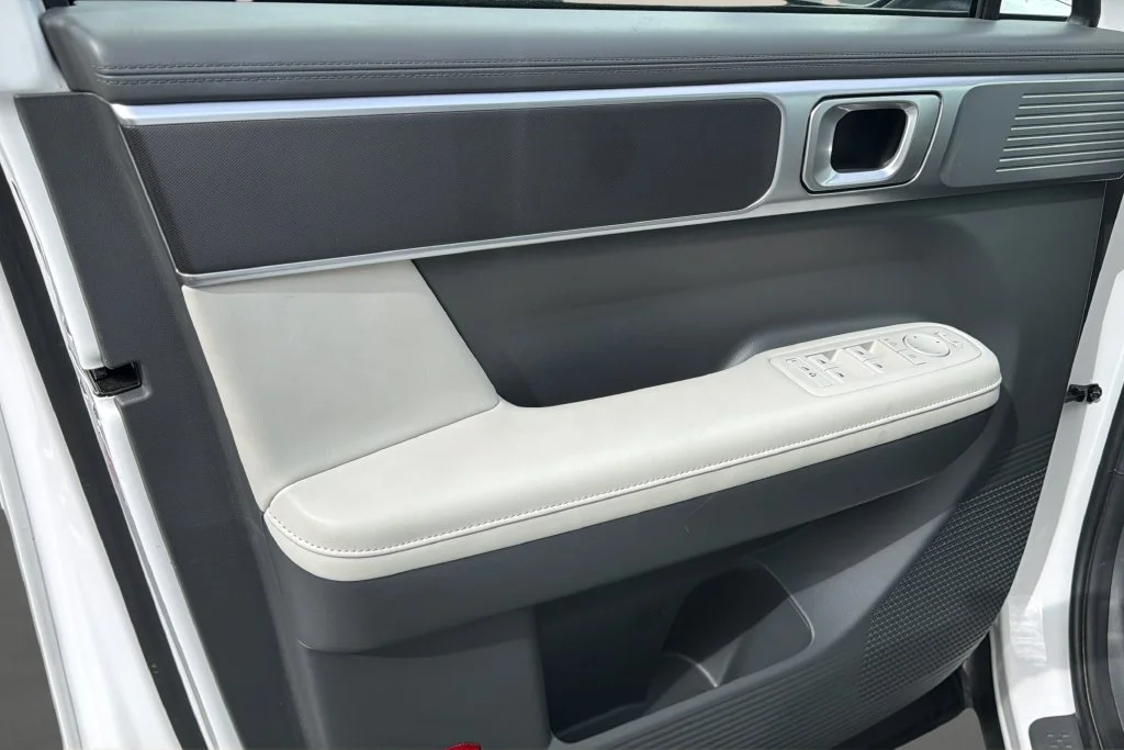Used 2025 White Hyundai SEL image 14