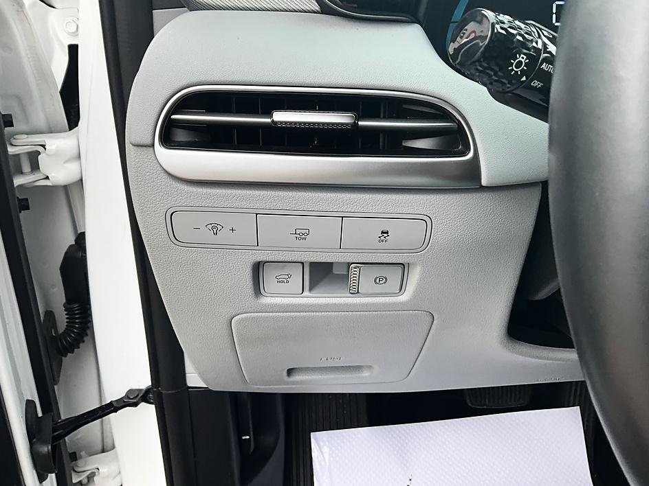 Used 2023 White Hyundai SEL image 18