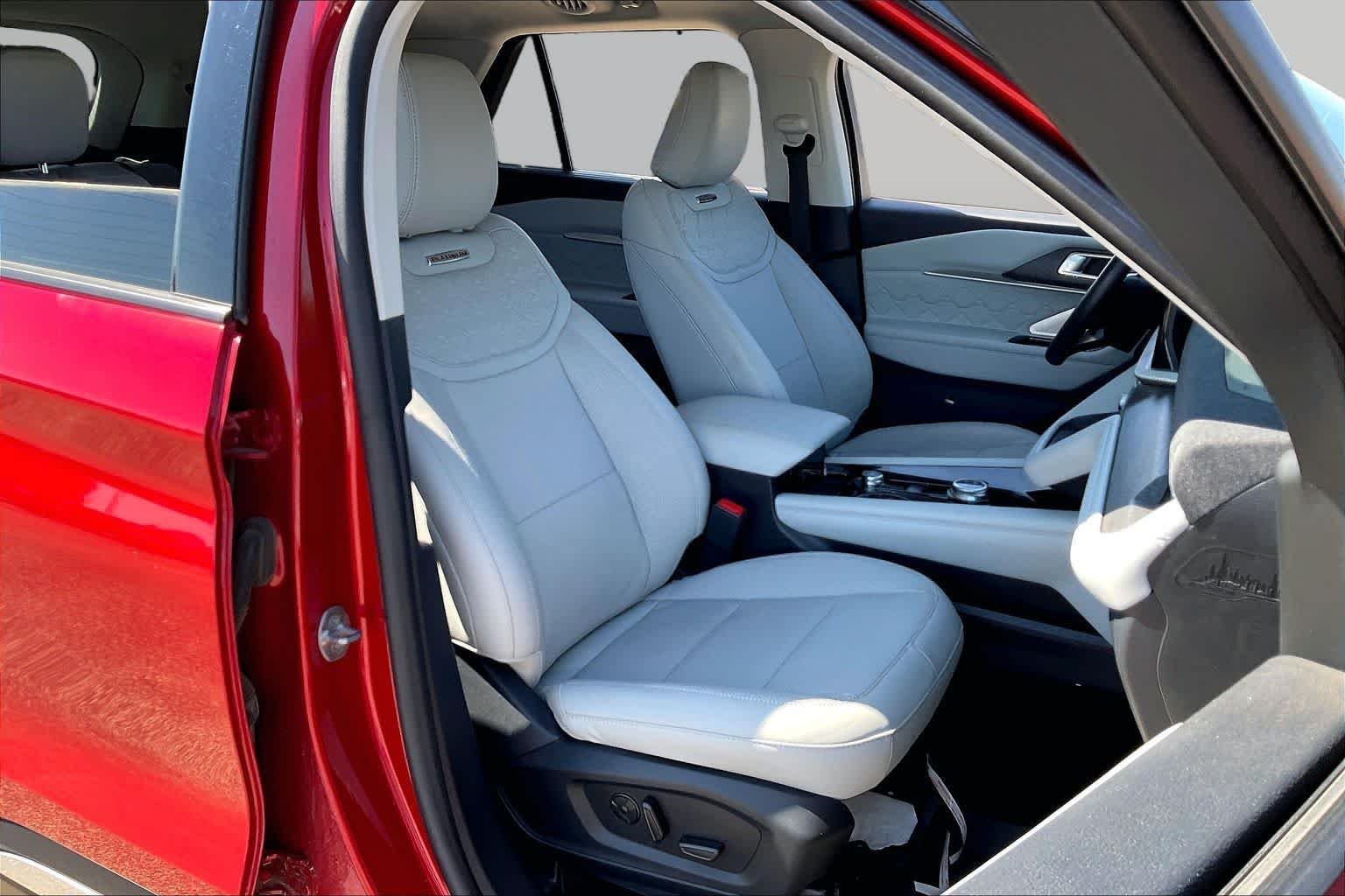 Used 2025 Rapid Red Metallic Tinted Clearcoat Ford Platinum image 9
