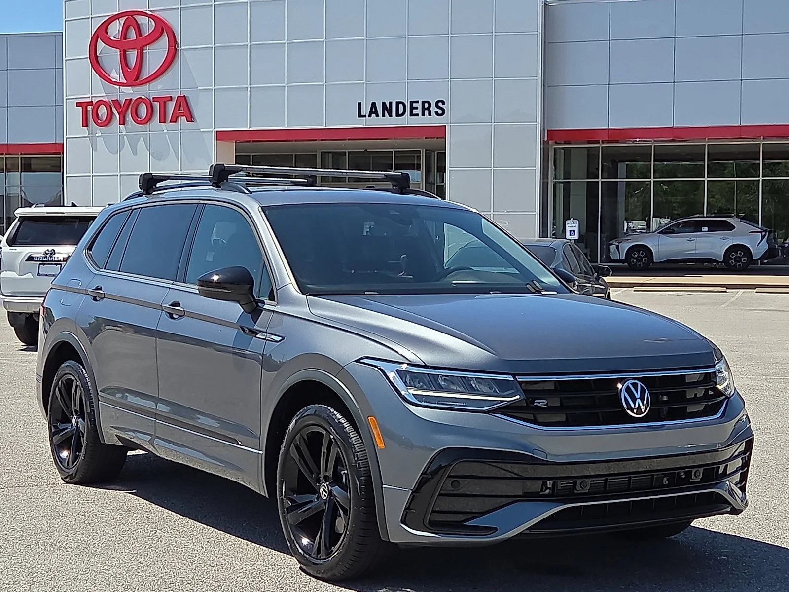 2023 Volkswagen Tiguan 2.0T SE R-Line Black's photo