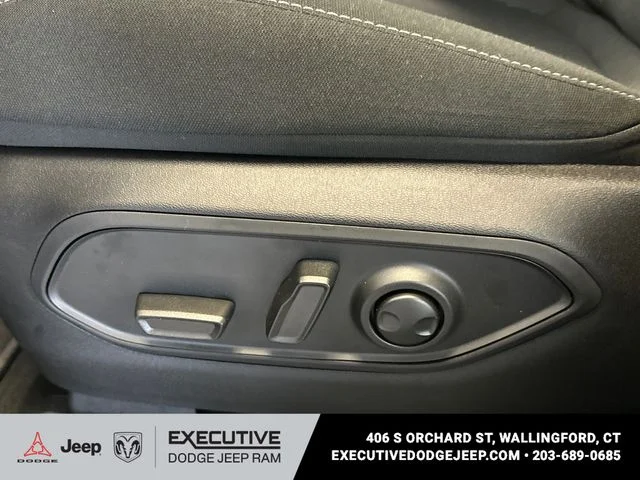 New 2026 Bright White Clear-Coat Exterior Paint Jeep Laredo image 9
