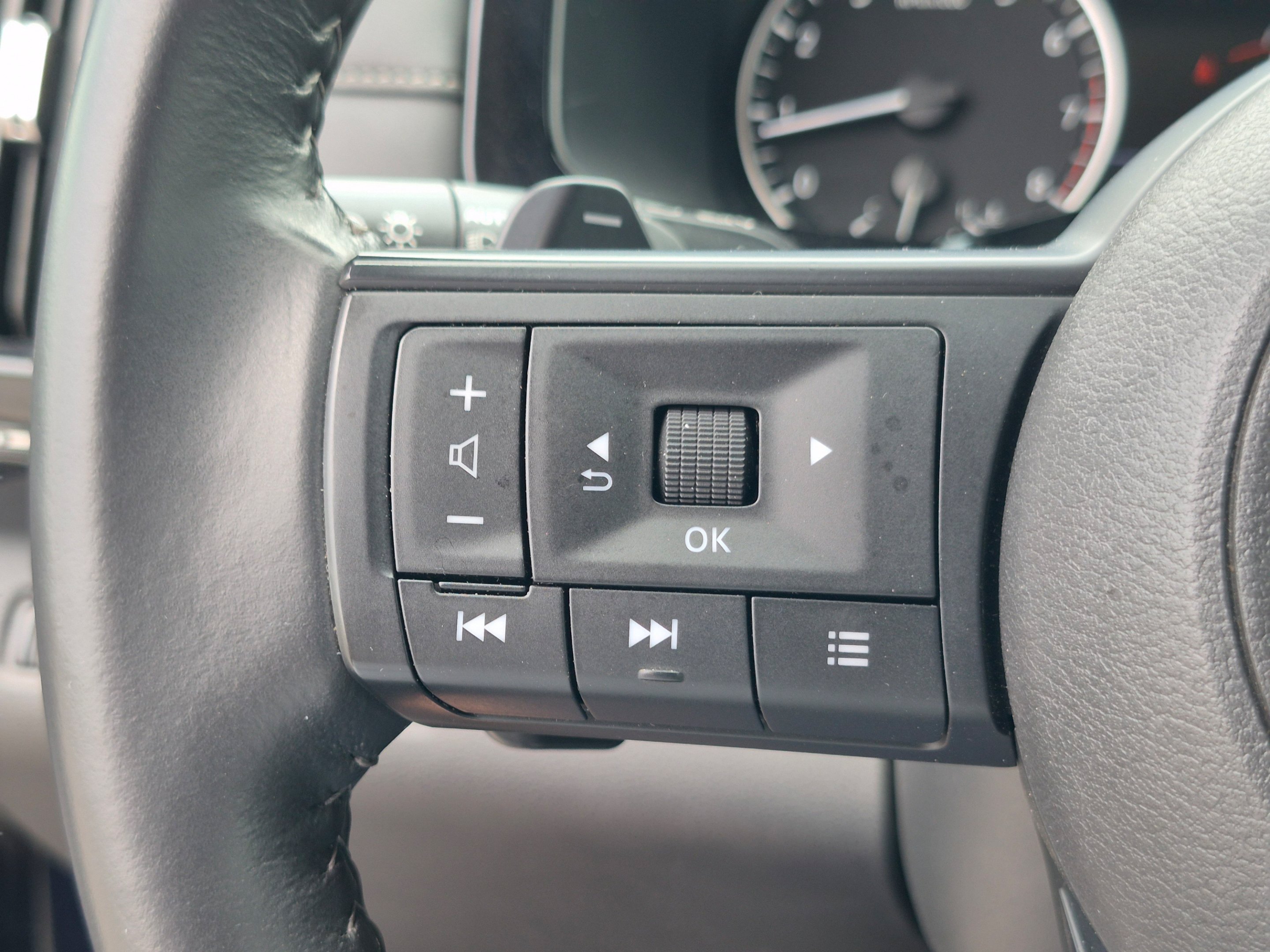 2025 Nissan Pathfinder SV - Photo 36