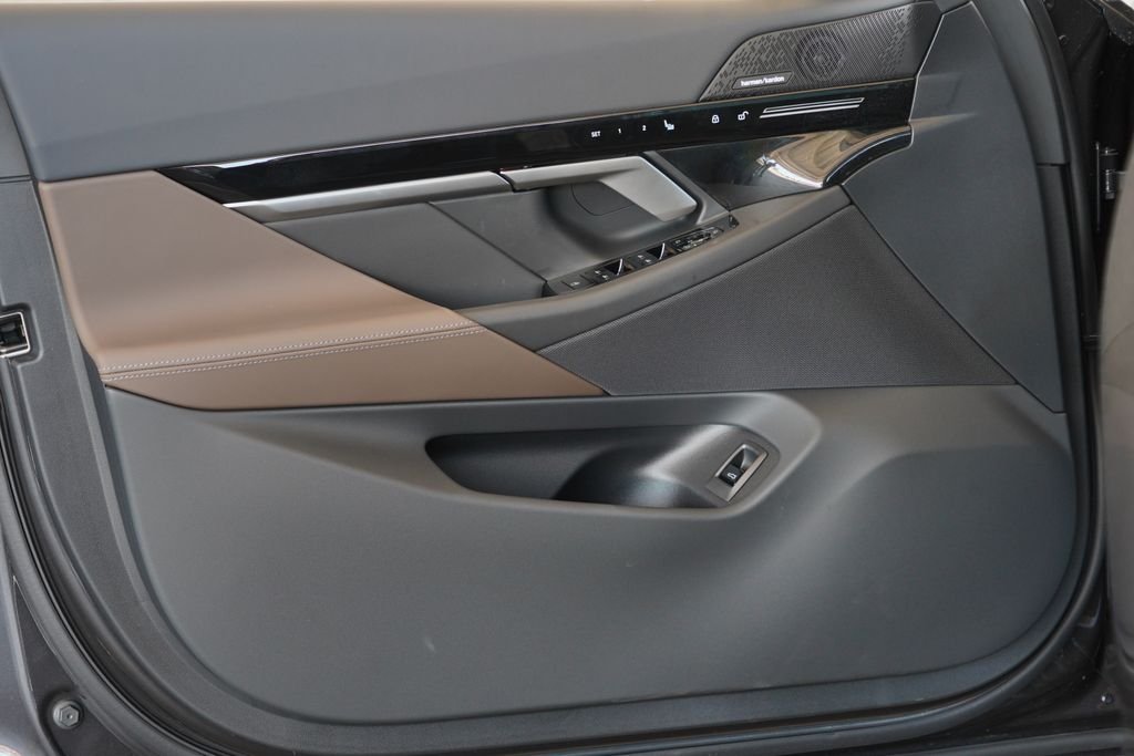 New 2026 Dark Graphite Metallic BMW 530i image 9
