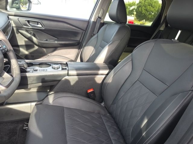 Used 2025 Gold Nissan Platinum image 6