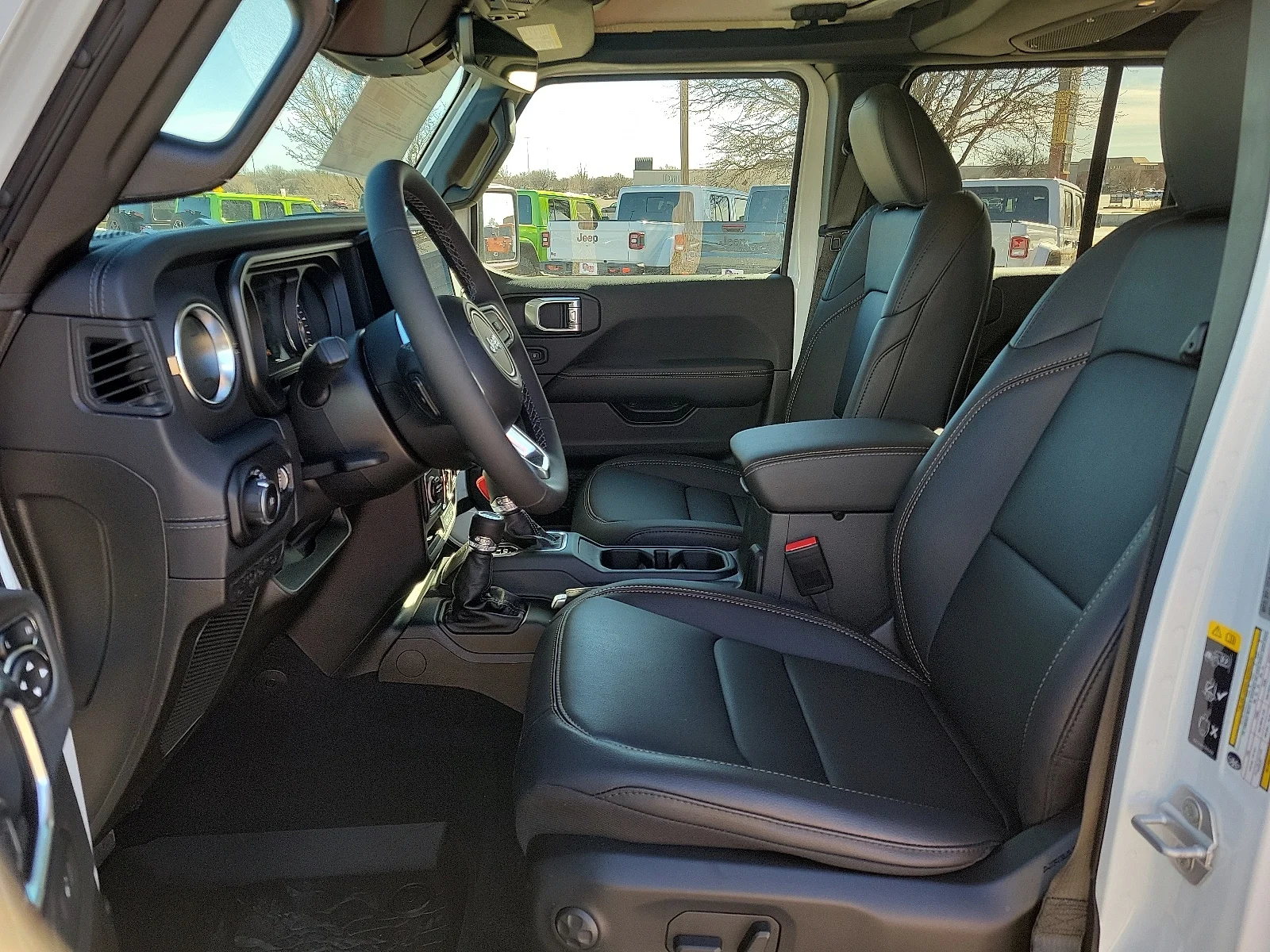 New 2026 PW7 Bright Whit Jeep 4-DOOR SAHARA image 12