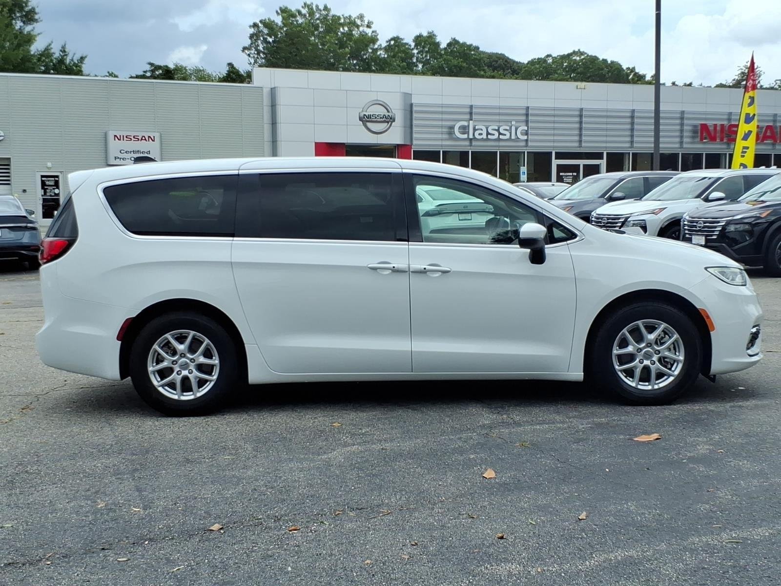 Used 2023 Bright White Clearcoat Chrysler Touring L image 6
