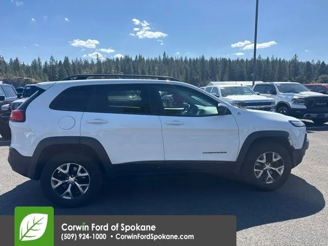 Used 2017 White Jeep Trailhawk image 4