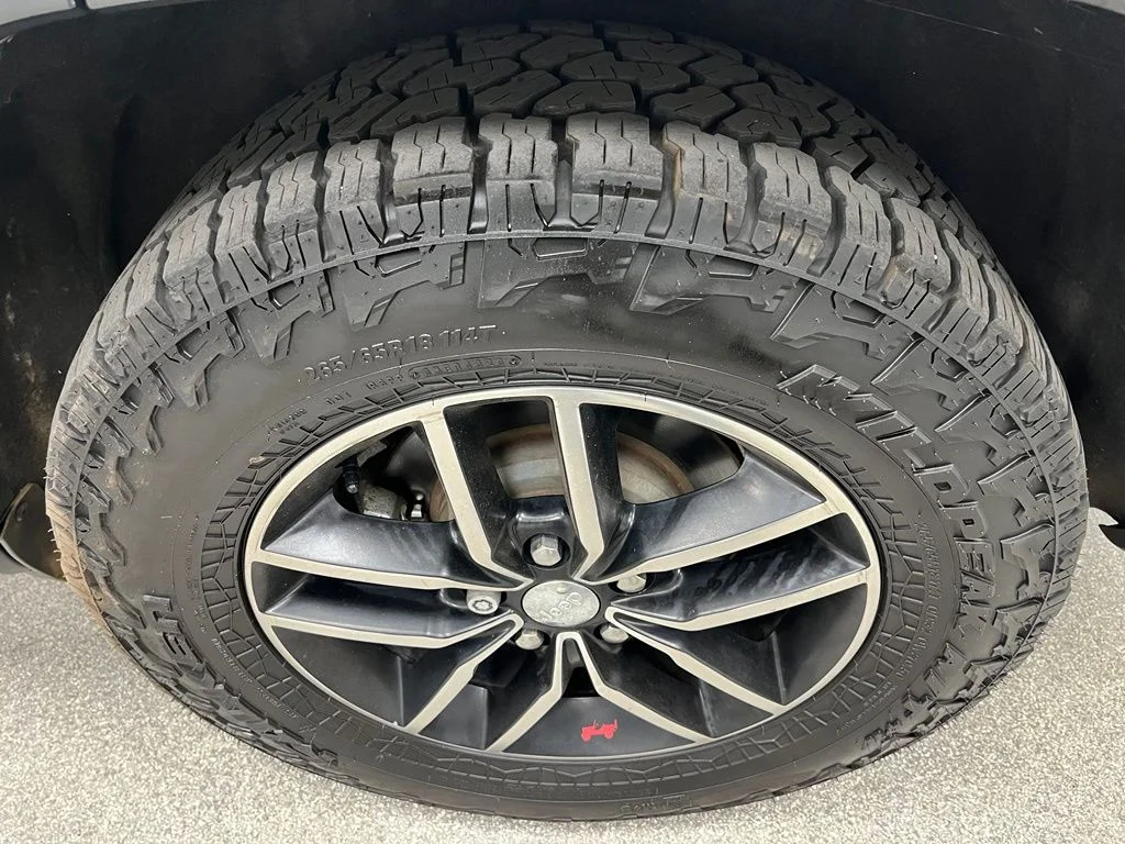 Used 2017 White Jeep Trailhawk image 16