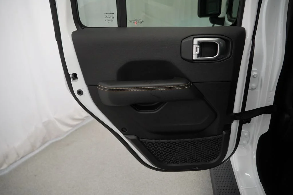 New 2026 Bright White Clear-Coat Exterior Paint Jeep Sahara image 30