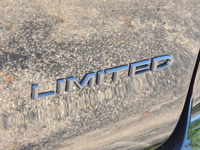 New 2027 Diamond Black Crystal Pearl-Coat Exterior Paint Chrysler Limited image 23