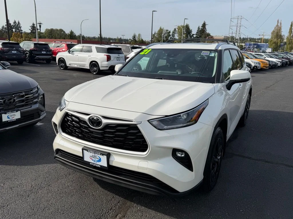 Used 2021 Blizzard Pearl Toyota XLE image 4