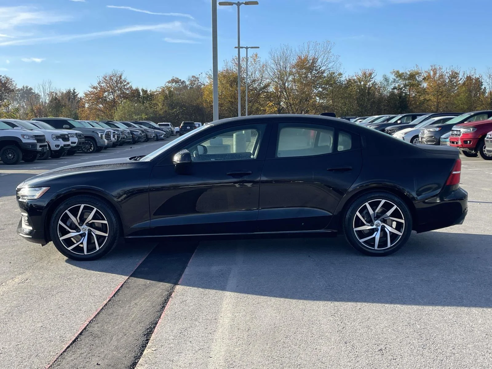 Used 2020 Black Stone Volvo Momentum image 24