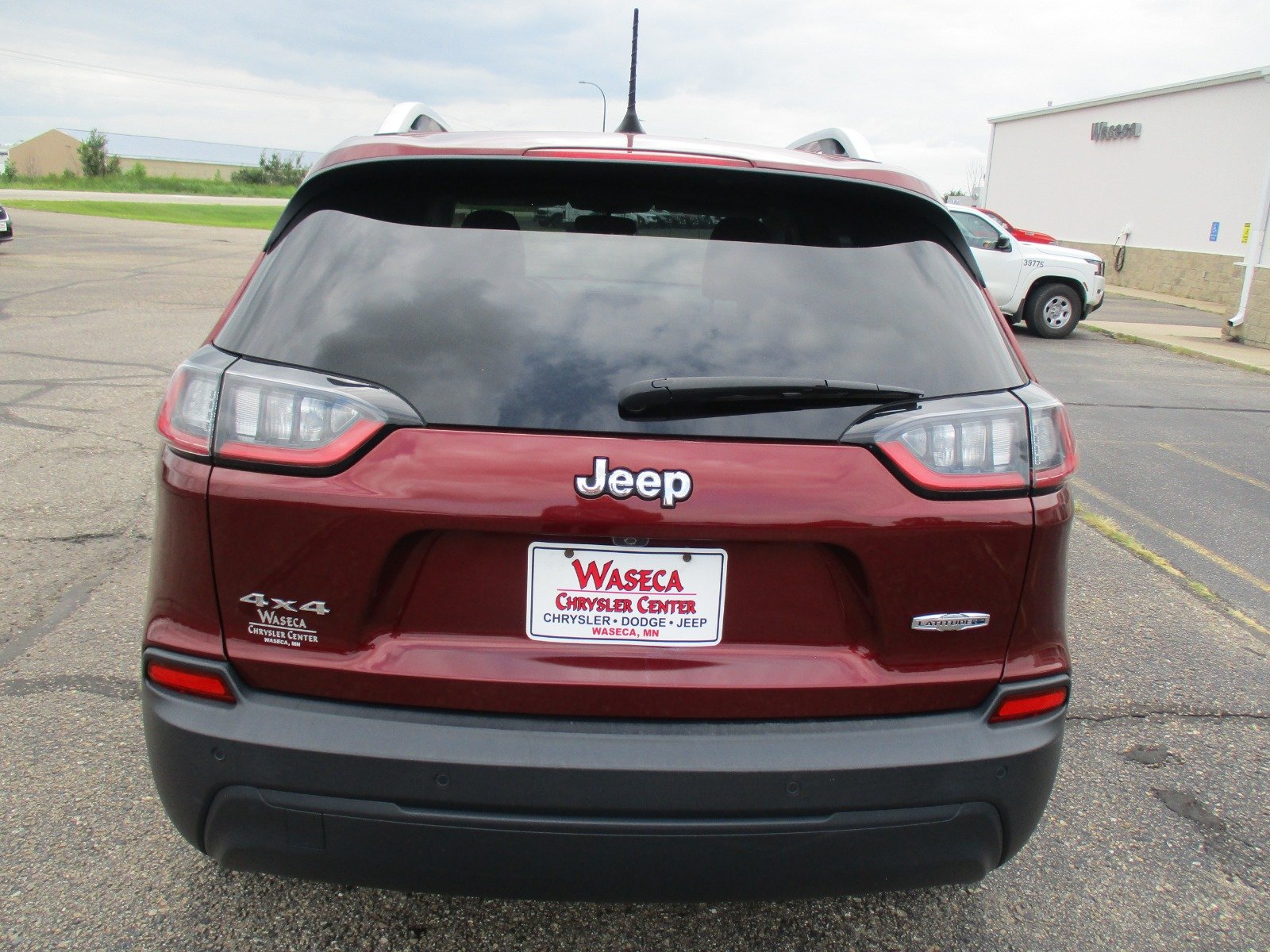 Used 2020 RED Jeep Latitude Plus image 5