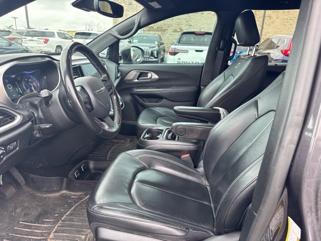 Used 2020 Granite Crystal Metallic Clearcoat Chrysler Launch Edition image 9