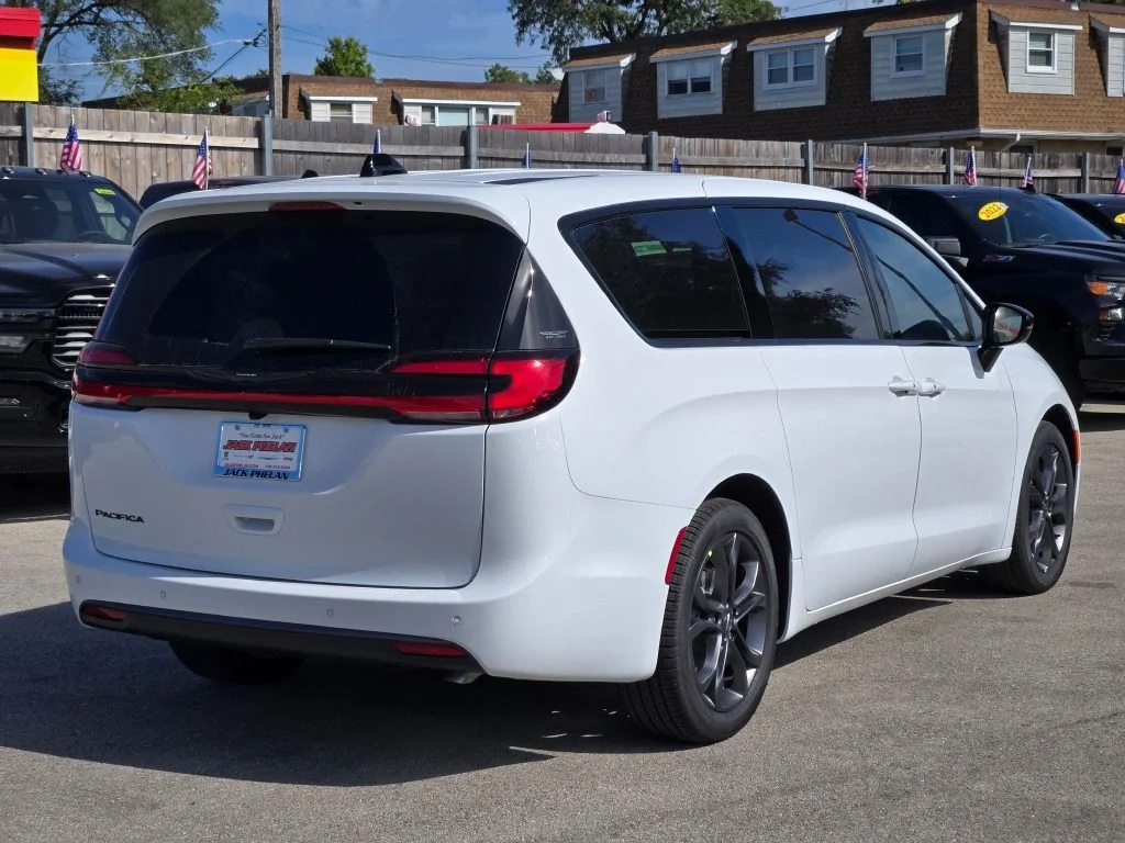 New 2026 Bright White Clear-Coat Exterior Paint Chrysler Select image 9