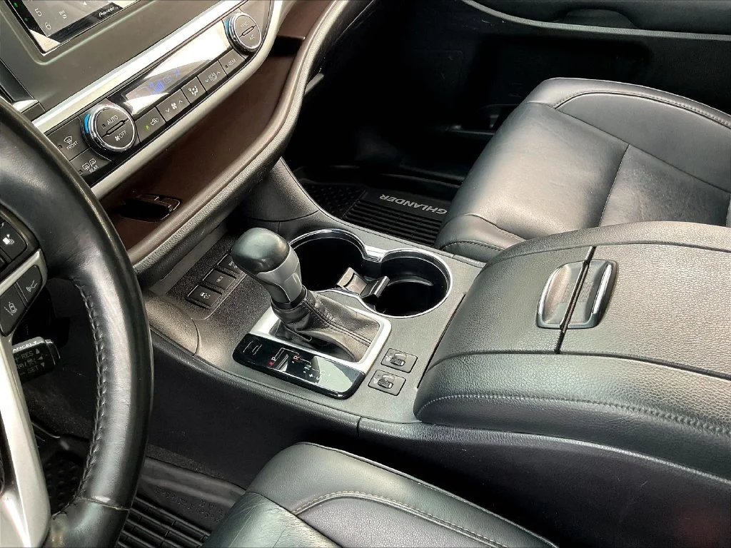 Used 2019 White Toyota XLE image 21
