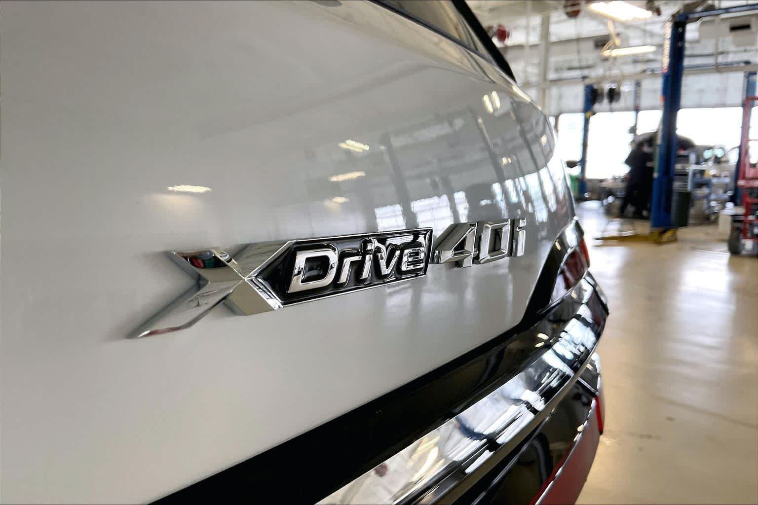New 2027 Mineral White Metallic BMW xDrive40i image 15